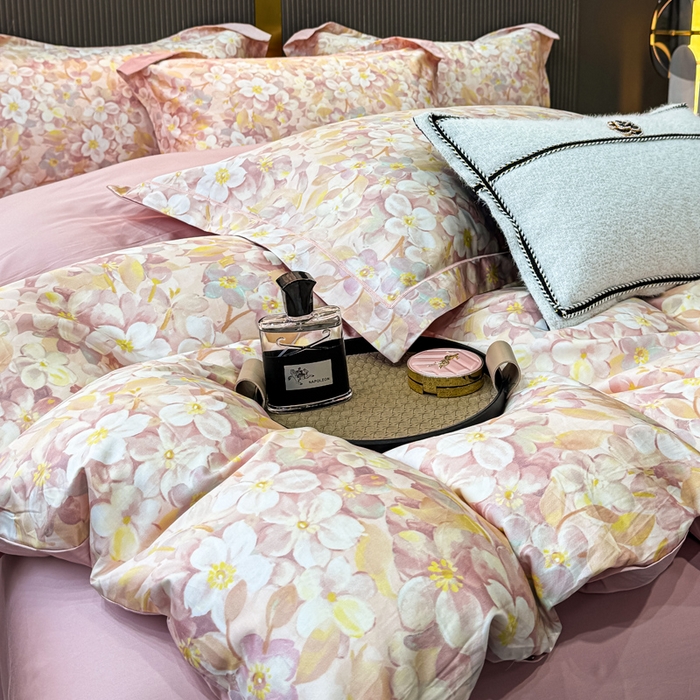 91家纺网 家纺一手货源 找家纺 红日子纺织品 2025新款60s长绒棉纯棉贡缎印花四件套 花雅-粉