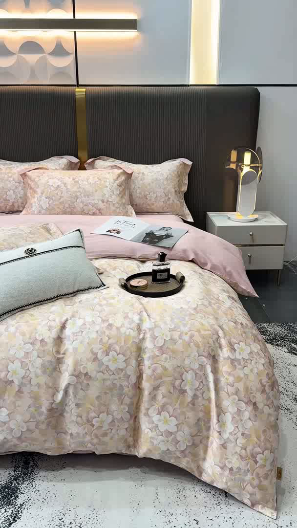 91家纺网 家纺一手货源 找家纺 红日子纺织品 2025新款60s长绒棉纯棉贡缎印花四件套 花雅-粉