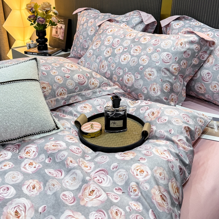 91家纺网 家纺一手货源 找家纺 红日子纺织品 2025新款60s长绒棉纯棉贡缎印花四件套 玫瑰恋影