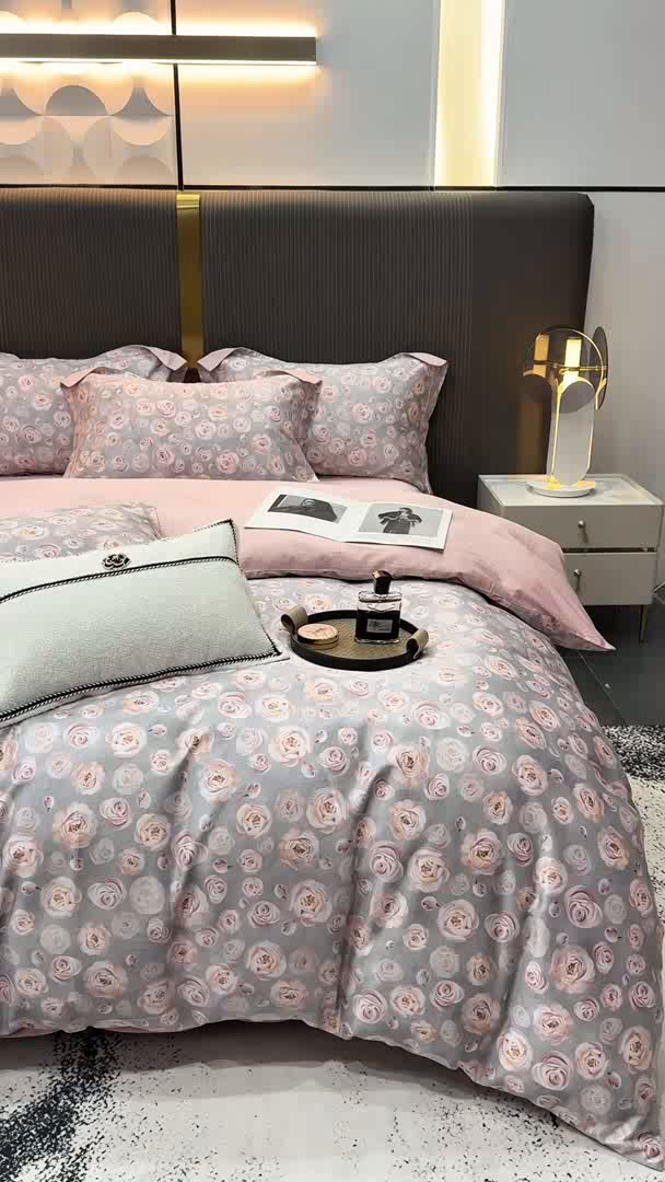 91家纺网 家纺一手货源 找家纺 红日子纺织品 2025新款60s长绒棉纯棉贡缎印花四件套 玫瑰恋影