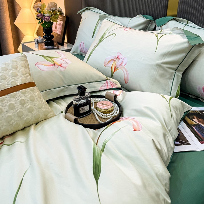 91家纺网 家纺一手货源 找家纺 红日子纺织品 2025新款60s长绒棉纯棉贡缎印花四件套 亭亭玉立-绿