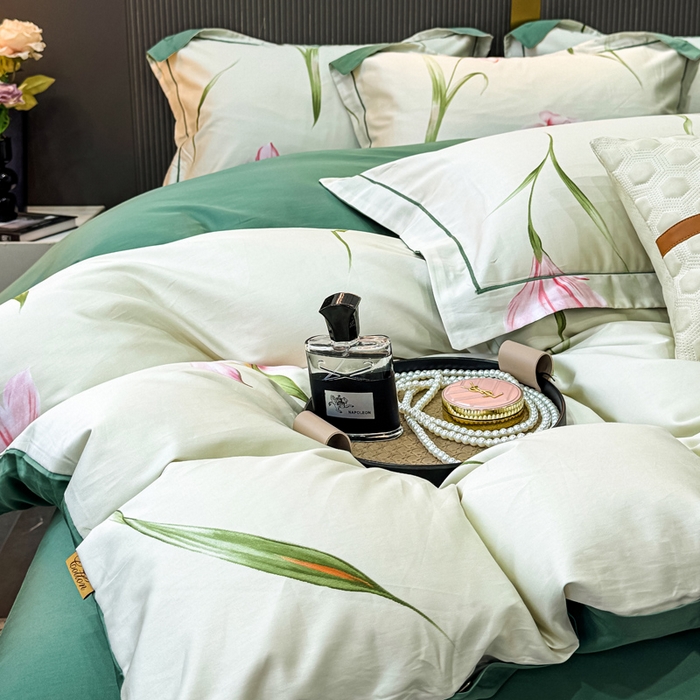 91家纺网 家纺一手货源 找家纺 红日子纺织品 2025新款60s长绒棉纯棉贡缎印花四件套 亭亭玉立-绿