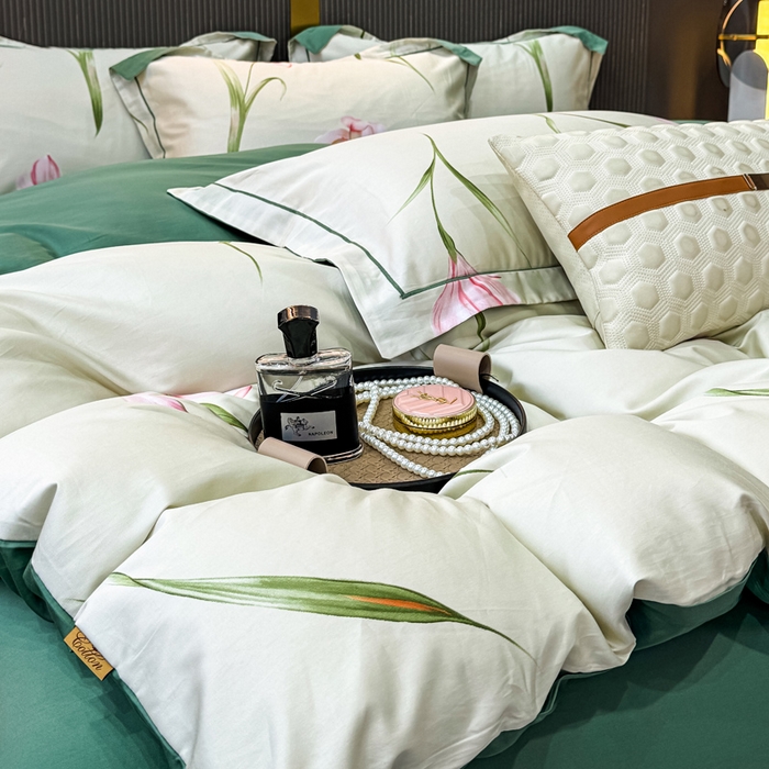 91家纺网 家纺一手货源 找家纺 红日子纺织品 2025新款60s长绒棉纯棉贡缎印花四件套 亭亭玉立-绿