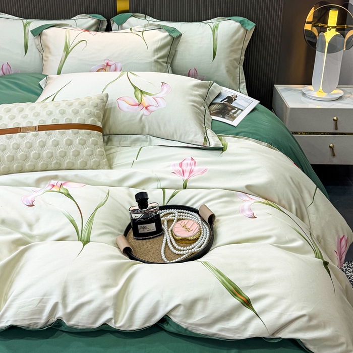 91家纺网 家纺一手货源 找家纺 红日子纺织品 2025新款60s长绒棉纯棉贡缎印花四件套 亭亭玉立-绿