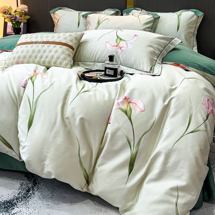 91家纺网 家纺一手货源 找家纺 红日子纺织品 2025新款60s长绒棉纯棉贡缎印花四件套 亭亭玉立-绿