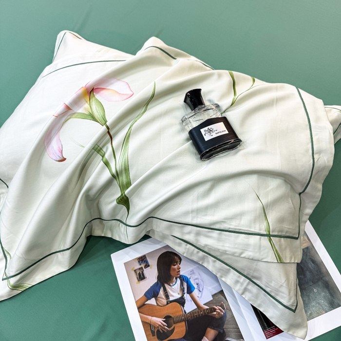 91家纺网 家纺一手货源 找家纺 红日子纺织品 2025新款60s长绒棉纯棉贡缎印花四件套 亭亭玉立-绿