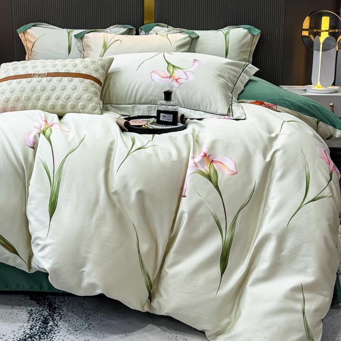 91家纺网 家纺一手货源 找家纺 红日子纺织品 2025新款60s长绒棉纯棉贡缎印花四件套 亭亭玉立-绿