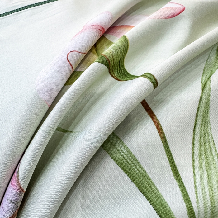 91家纺网 家纺一手货源 找家纺 红日子纺织品 2025新款60s长绒棉纯棉贡缎印花四件套 亭亭玉立-绿