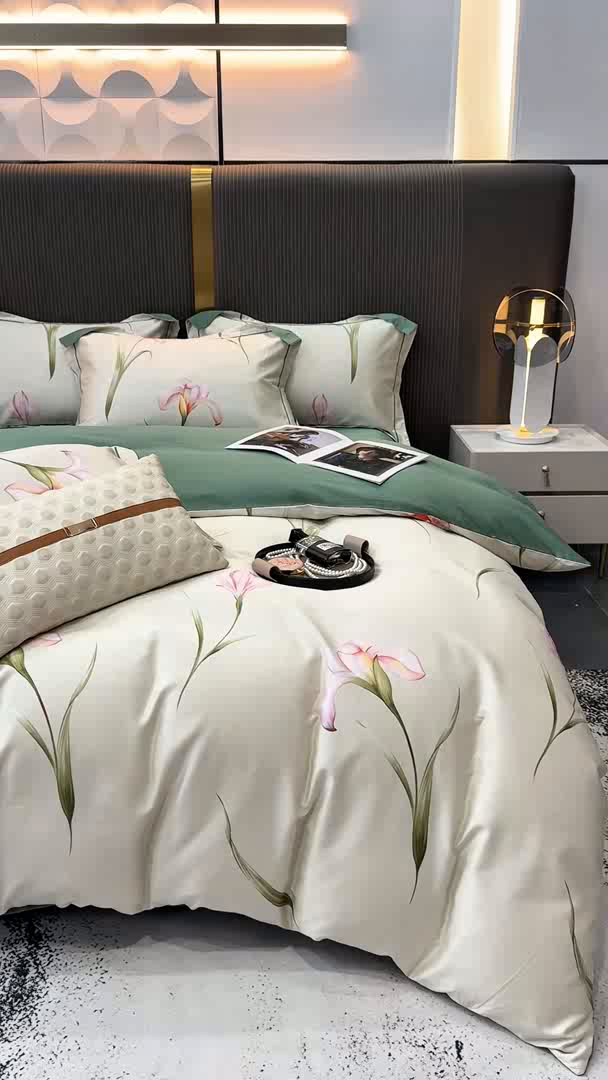 91家纺网 家纺一手货源 找家纺 红日子纺织品 2025新款60s长绒棉纯棉贡缎印花四件套 亭亭玉立-绿