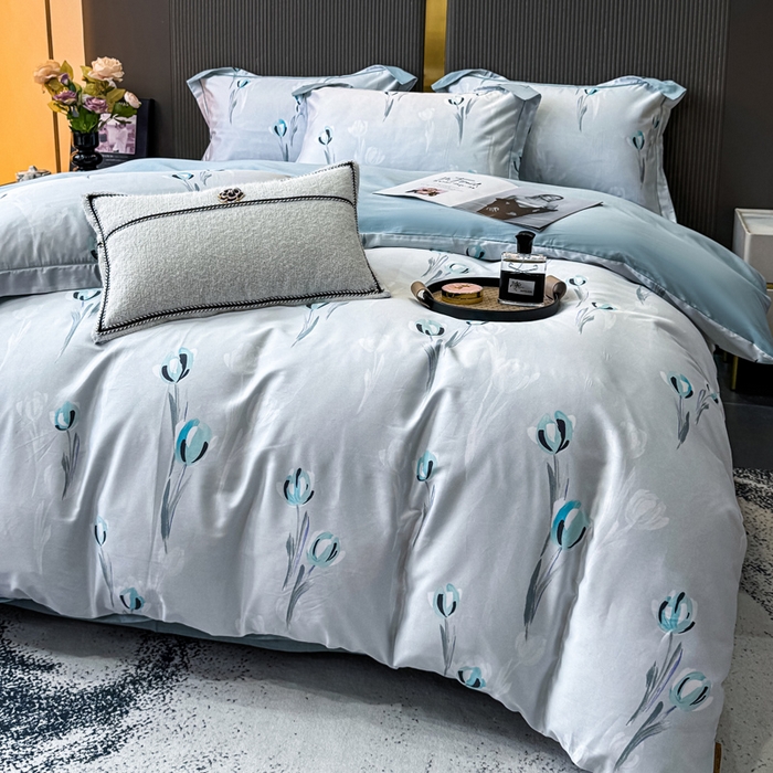 91家纺网 家纺一手货源 找家纺 红日子纺织品 2025新款60s长绒棉纯棉贡缎印花四件套 雨宣-蓝