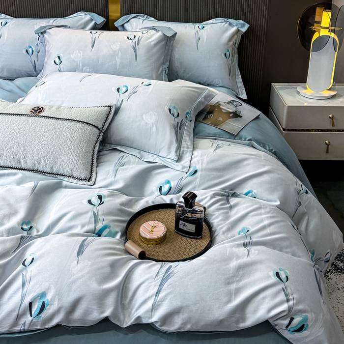 91家纺网 家纺一手货源 找家纺 红日子纺织品 2025新款60s长绒棉纯棉贡缎印花四件套 雨宣-蓝