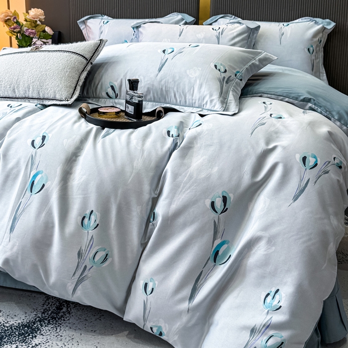 91家纺网 家纺一手货源 找家纺 红日子纺织品 2025新款60s长绒棉纯棉贡缎印花四件套 雨宣-蓝