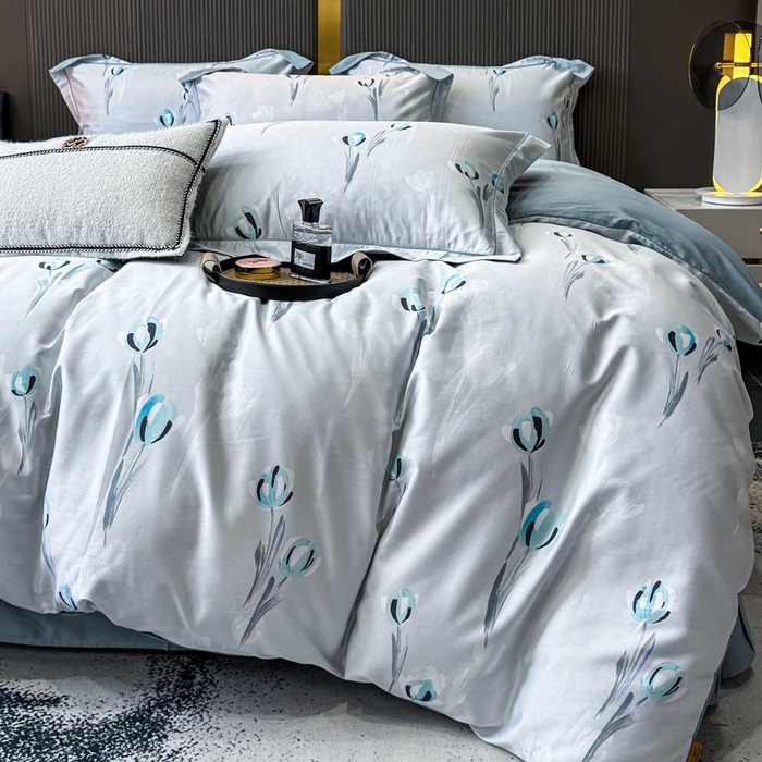 91家纺网 家纺一手货源 找家纺 红日子纺织品 2025新款60s长绒棉纯棉贡缎印花四件套 雨宣-蓝