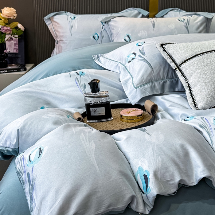 91家纺网 家纺一手货源 找家纺 红日子纺织品 2025新款60s长绒棉纯棉贡缎印花四件套 雨宣-蓝