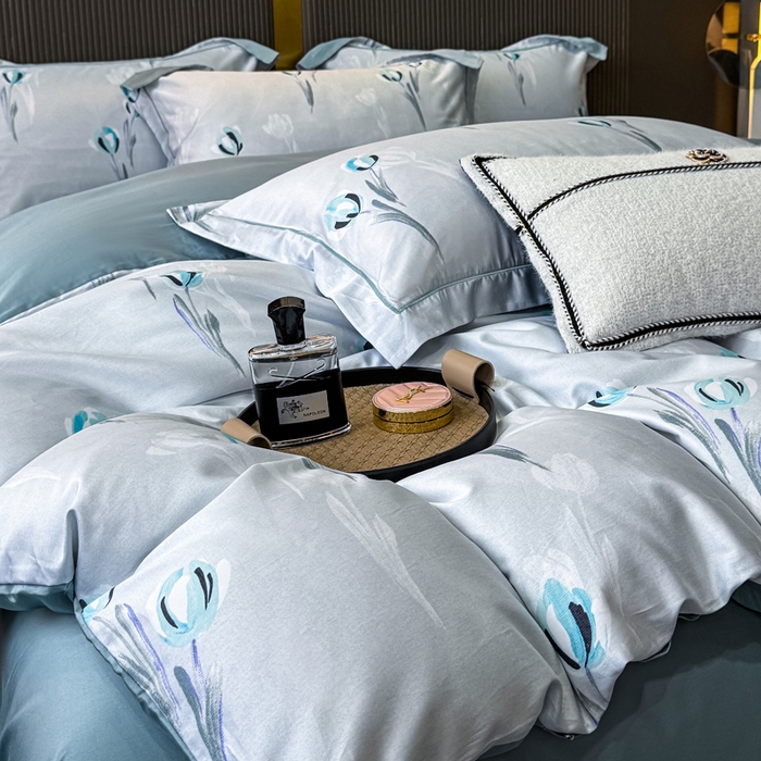 91家纺网 家纺一手货源 找家纺 红日子纺织品 2025新款60s长绒棉纯棉贡缎印花四件套 雨宣-蓝