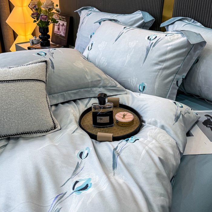 91家纺网 家纺一手货源 找家纺 红日子纺织品 2025新款60s长绒棉纯棉贡缎印花四件套 雨宣-蓝