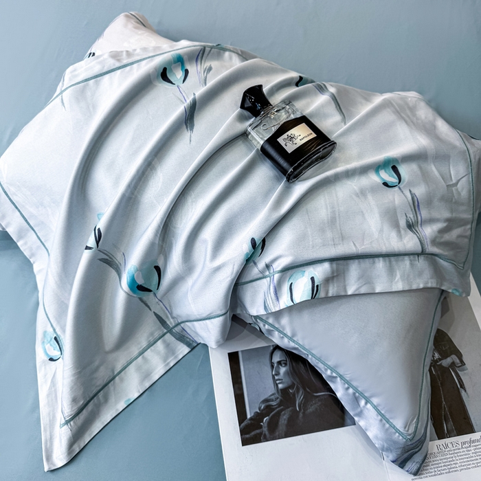 91家纺网 家纺一手货源 找家纺 红日子纺织品 2025新款60s长绒棉纯棉贡缎印花四件套 雨宣-蓝