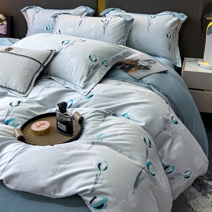 91家纺网 家纺一手货源 找家纺 红日子纺织品 2025新款60s长绒棉纯棉贡缎印花四件套 雨宣-蓝