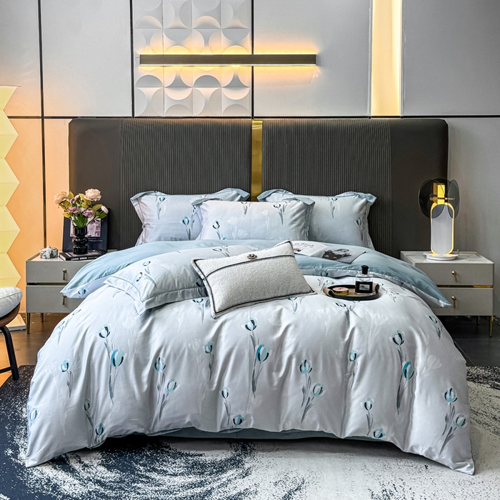 91家纺网 家纺一手货源 找家纺 红日子纺织品 2025新款60s长绒棉纯棉贡缎印花四件套 雨宣-蓝