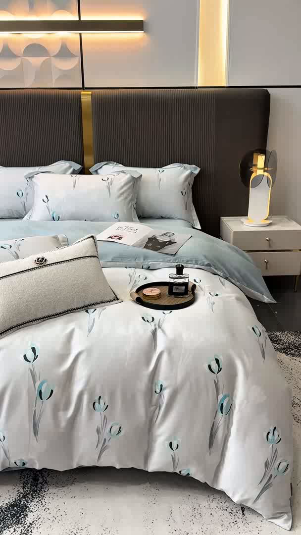 91家纺网 家纺一手货源 找家纺 红日子纺织品 2025新款60s长绒棉纯棉贡缎印花四件套 雨宣-蓝