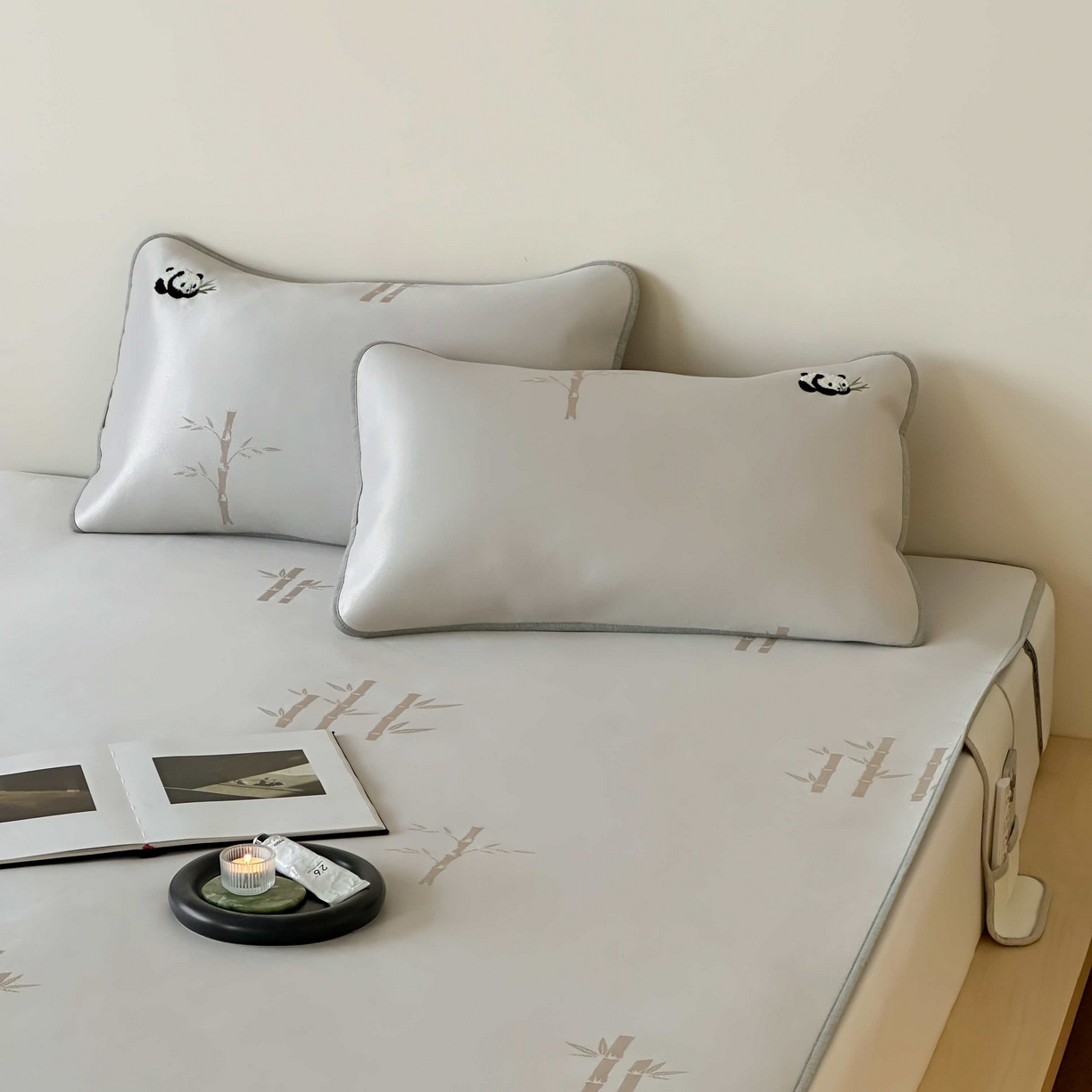 91家纺网 家纺一手货源 找家纺 2025新款抗菌防螨熊猫系列毛巾绣提花冰丝养生席-终版 熊猫高升床席