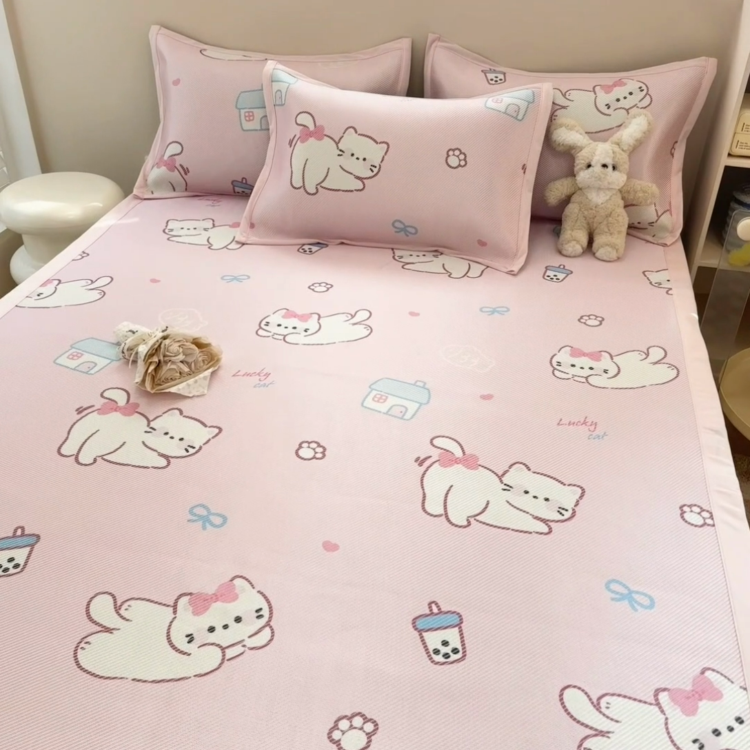 91家纺网 家纺一手货源 找家纺 典曼家纺 2025新款600D数码印花冰藤席席子凉席-床席款 奶茶猫咪