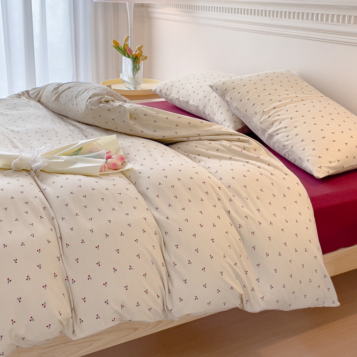 91家纺网 家纺一手货源 找家纺 伊嫚家居 新款日式新品全棉针织棉A类活性印花四件套天竺棉小碎花复古亲肤被罩床笠款套件 恋恋小樱桃