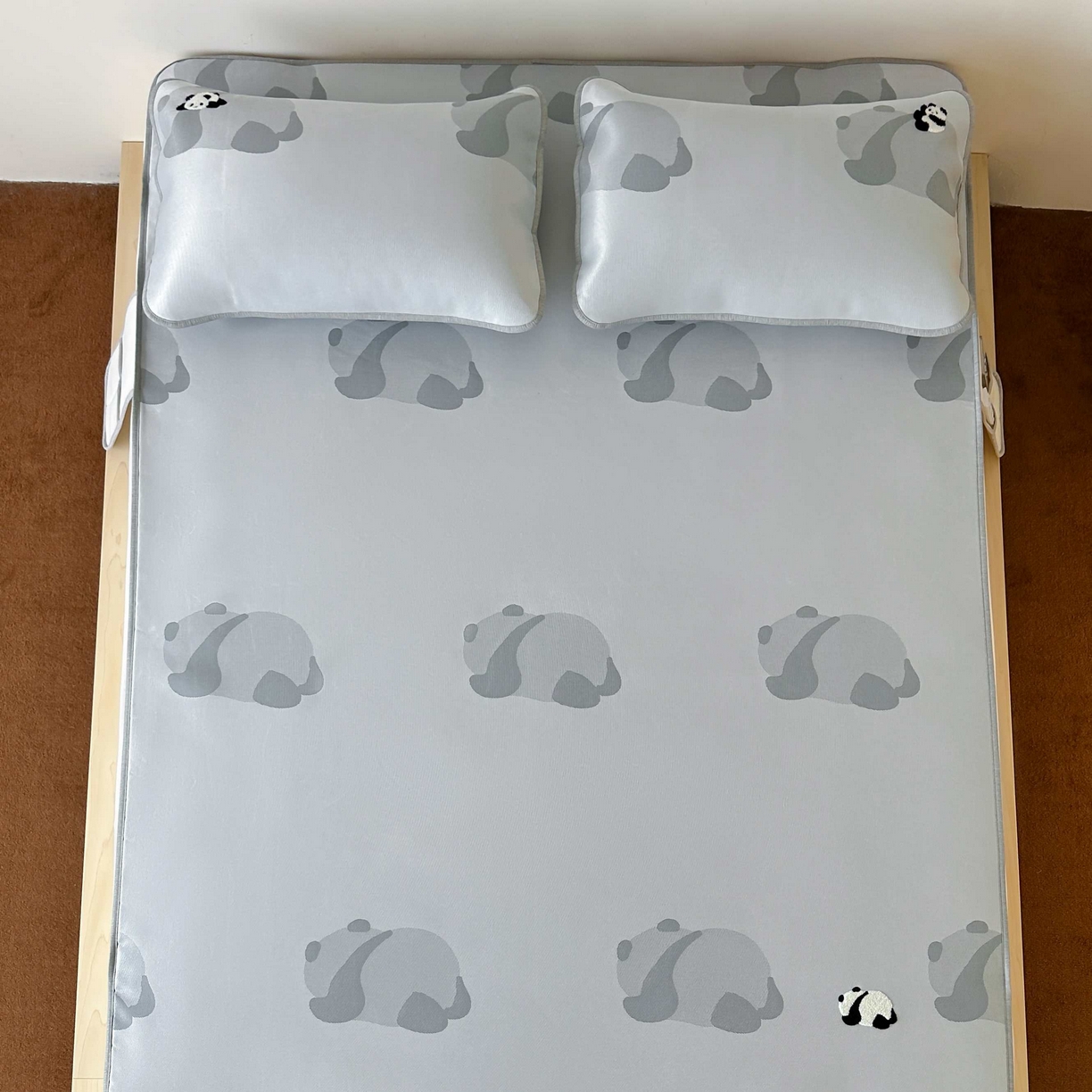 91家纺网 家纺一手货源 找家纺 2025新款抗菌防螨熊猫系列毛巾绣提花冰丝养生席-终版 熊猫躺赢 床席