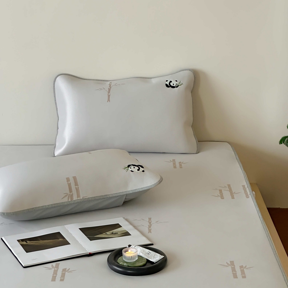 91家纺网 家纺一手货源 找家纺 2025新款抗菌防螨熊猫系列毛巾绣提花冰丝养生席-终版 熊猫高升床席