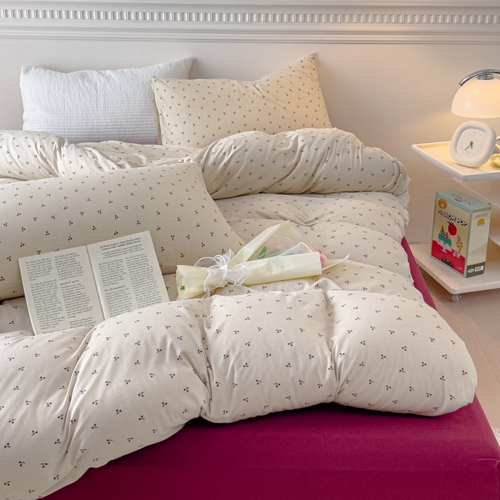 91家纺网 家纺一手货源 找家纺 伊嫚家居 新款日式新品全棉针织棉A类活性印花四件套天竺棉小碎花复古亲肤被罩床笠款套件 恋恋小樱桃