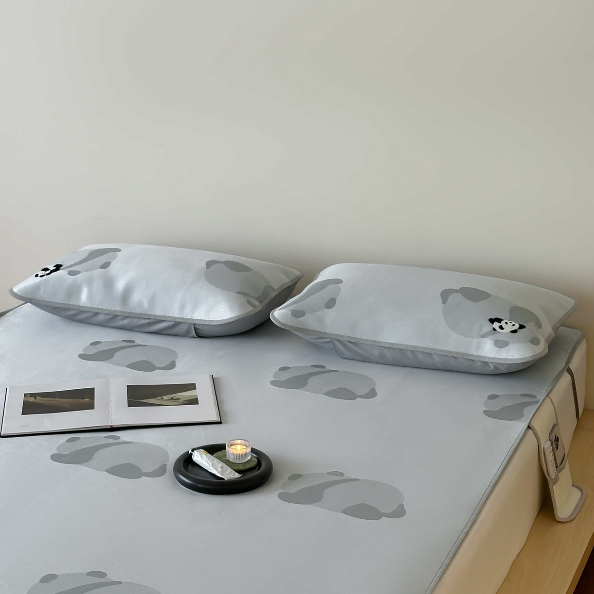 91家纺网 家纺一手货源 找家纺 2025新款抗菌防螨熊猫系列毛巾绣提花冰丝养生席-终版 熊猫躺赢 床席