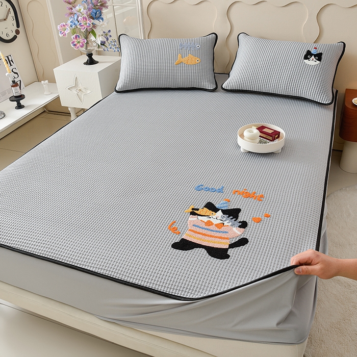 91家纺网 家纺一手货源 找家纺 炫拼  2025新款A类凉豆豆华夫格卡通绣花床笠款三件套 爱吃鱼的猫