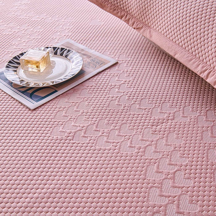 91家纺网 家纺一手货源 找家纺 尚品凤凰2025新款凉感床裙渐变色豆豆席床裙凉席直角席 凉席席子 爱心床裙  粉色