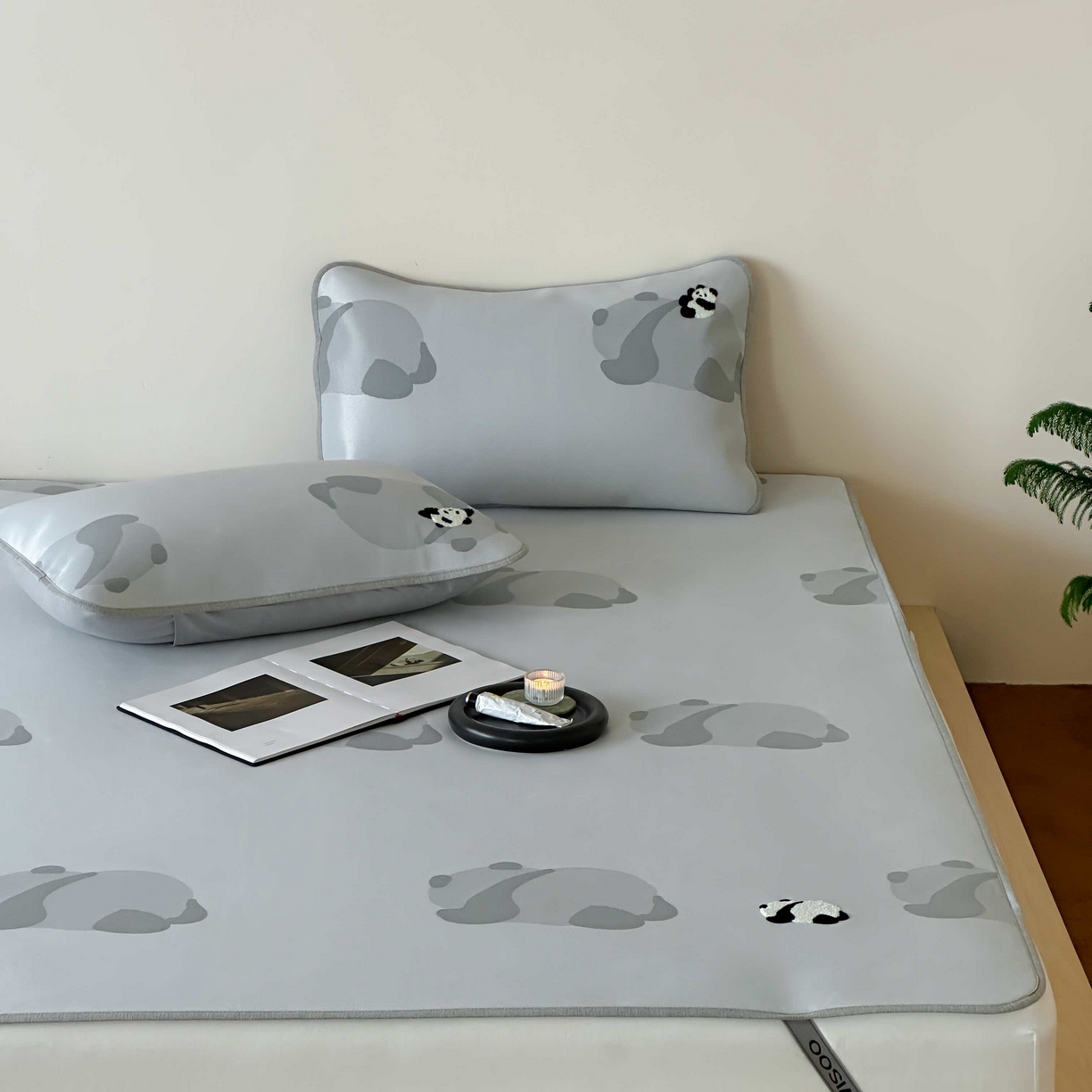 91家纺网 家纺一手货源 找家纺 2025新款抗菌防螨熊猫系列毛巾绣提花冰丝养生席-终版 熊猫躺赢 床席