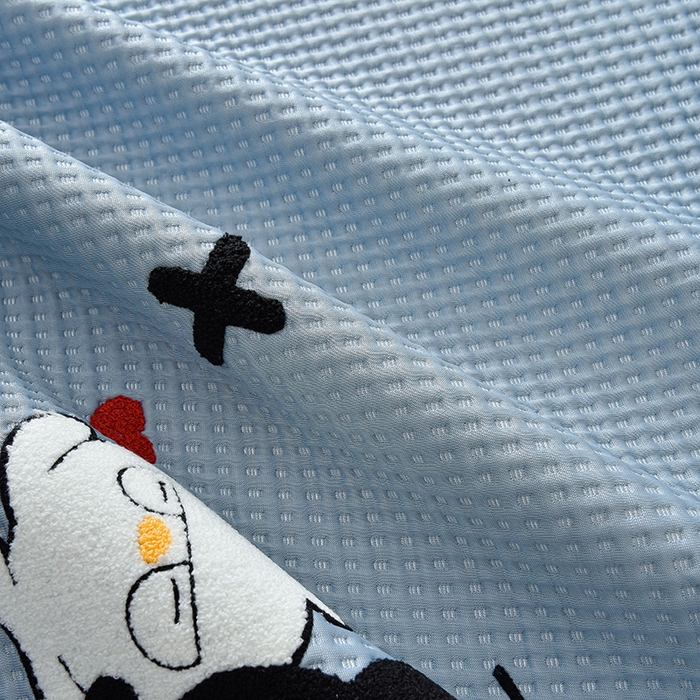 91家纺网 家纺一手货源 找家纺 炫拼  2025新款A类凉豆豆华夫格卡通绣花床笠款三件套 躺平企鹅