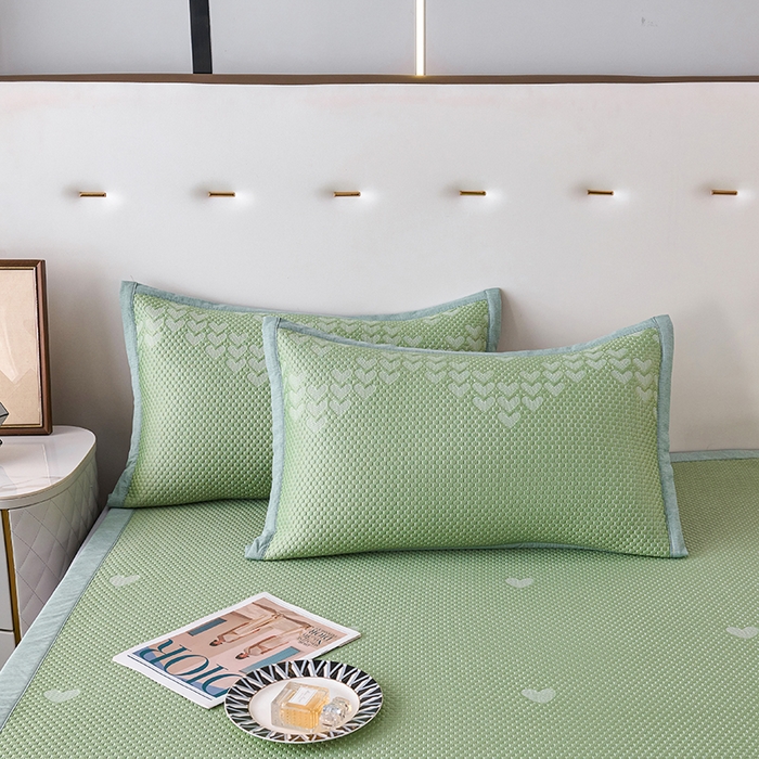 91家纺网 家纺一手货源 找家纺 尚品凤凰2025新款凉感床裙渐变色豆豆席床裙凉席直角席 凉席席子 爱心直角  绿