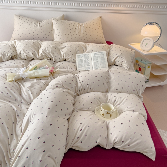 91家纺网 家纺一手货源 找家纺 伊嫚家居 新款日式新品全棉针织棉A类活性印花四件套天竺棉小碎花复古亲肤被罩床笠款套件 恋恋小樱桃