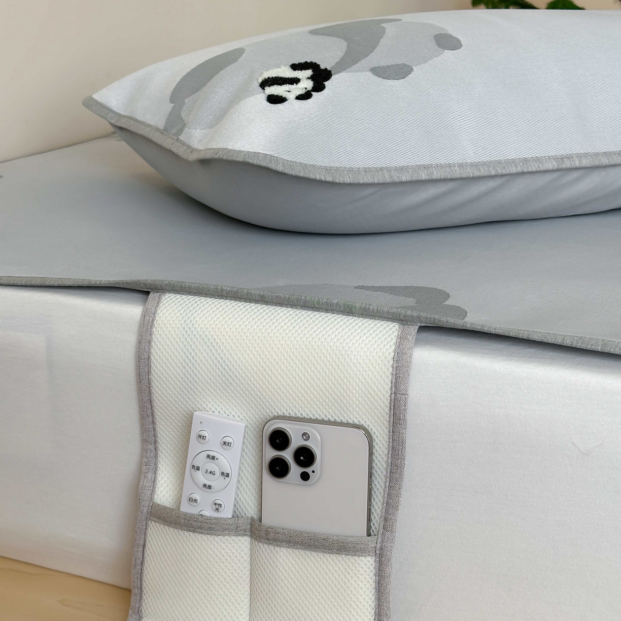 91家纺网 家纺一手货源 找家纺 2025新款抗菌防螨熊猫系列毛巾绣提花冰丝养生席-终版 熊猫躺赢 床席