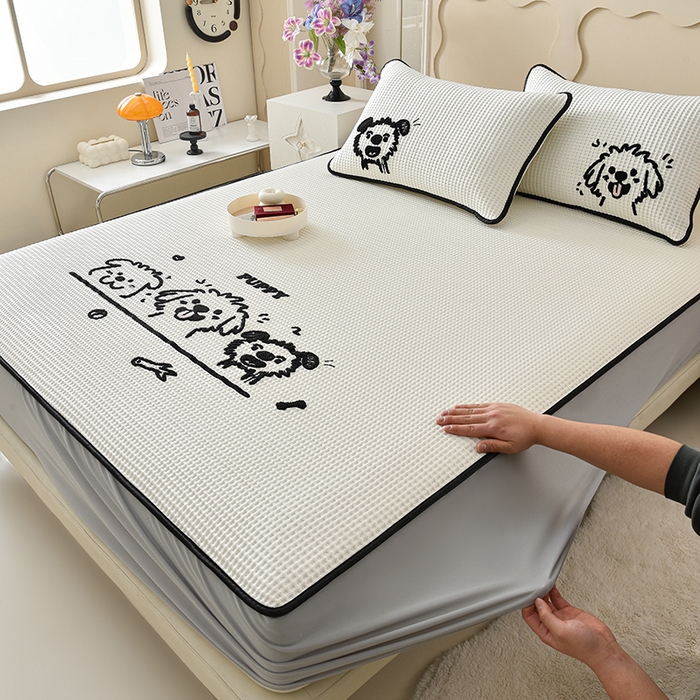 91家纺网 家纺一手货源 找家纺 炫拼  2025新款A类凉豆豆华夫格卡通绣花床笠款三件套 随意的狗