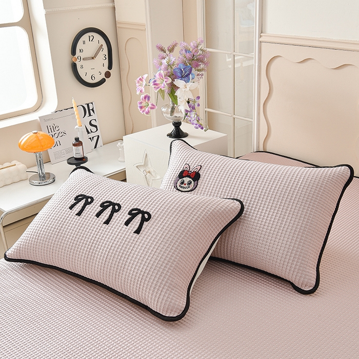 91家纺网 家纺一手货源 找家纺 炫拼  2025新款A类凉豆豆华夫格卡通绣花床笠款三件套 名媛兔