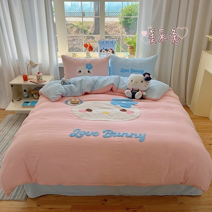 91家纺网 家纺一手货源 找家纺 顾里家纺 2025新款甜系表情包云朵棉毛巾绣四件套 美乐兔