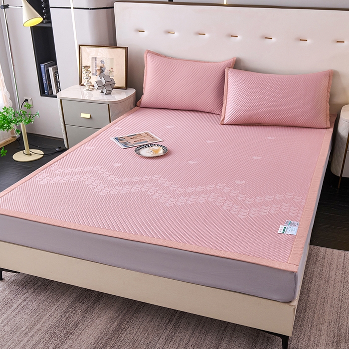 91家纺网 家纺一手货源 找家纺 尚品凤凰2025新款凉感床裙渐变色豆豆席床裙凉席直角席 凉席席子 爱心直角  粉