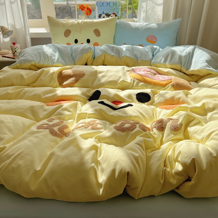 91家纺网 家纺一手货源 找家纺 顾里家纺 2025新款甜系表情包云朵棉毛巾绣四件套 幸运熊