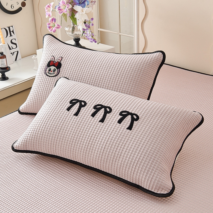 91家纺网 家纺一手货源 找家纺 炫拼  2025新款A类凉豆豆华夫格卡通绣花床笠款三件套 名媛兔