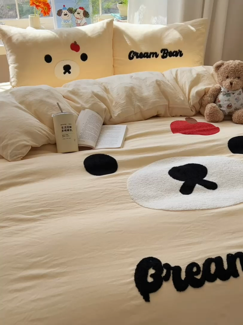 91家纺网 家纺一手货源 找家纺 顾里家纺 2025新款甜系表情包云朵棉毛巾绣四件套 梦想熊