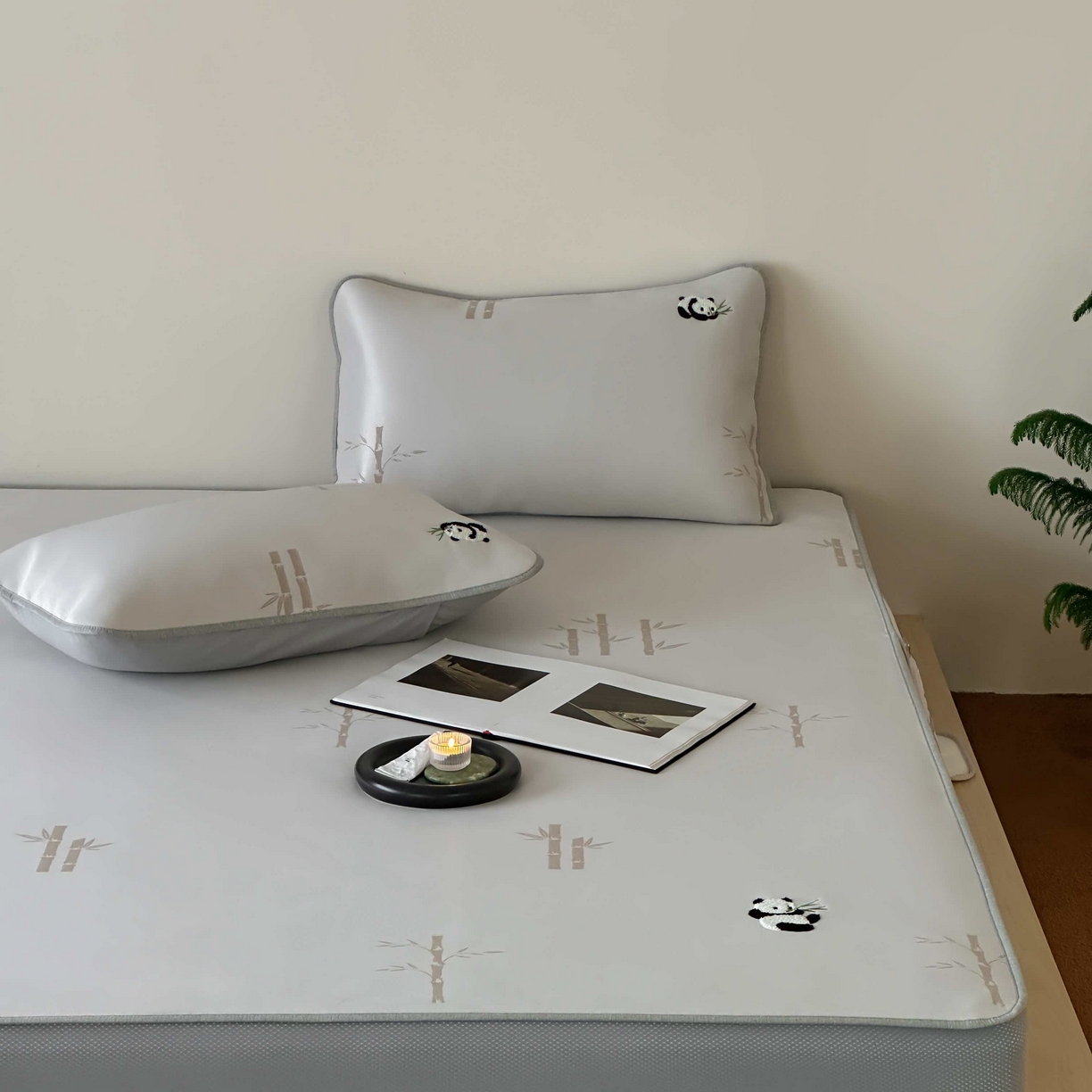 91家纺网 家纺一手货源 找家纺 2025新款抗菌防螨熊猫系列毛巾绣提花冰丝养生席-终版 熊猫高升 床笠