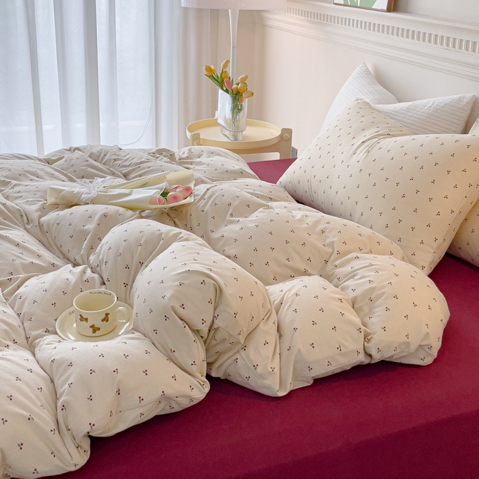 91家纺网 家纺一手货源 找家纺 伊嫚家居 新款日式新品全棉针织棉A类活性印花四件套天竺棉小碎花复古亲肤被罩床笠款套件 恋恋小樱桃