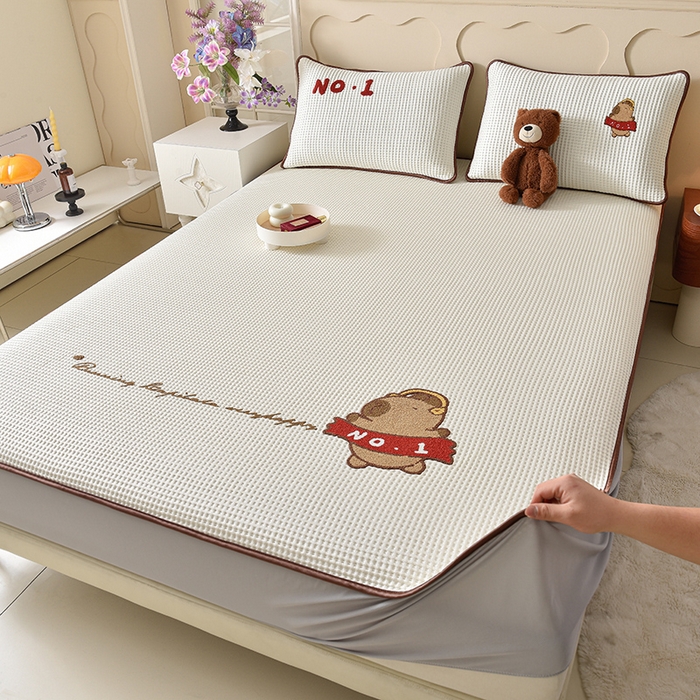 91家纺网 家纺一手货源 找家纺 炫拼  2025新款A类凉豆豆华夫格卡通绣花床笠款三件套 快乐的卡皮