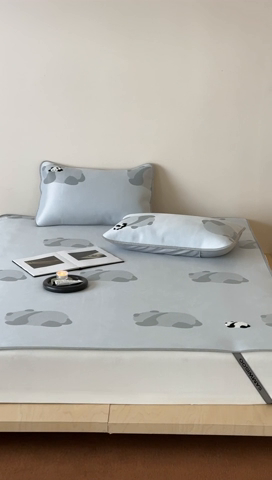 91家纺网 家纺一手货源 找家纺 2025新款抗菌防螨熊猫系列毛巾绣提花冰丝养生席-终版 熊猫躺赢 床席