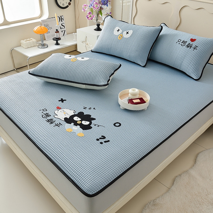 91家纺网 家纺一手货源 找家纺 炫拼  2025新款A类凉豆豆华夫格卡通绣花床笠款三件套 躺平企鹅